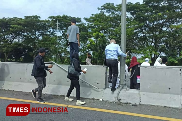 1 Abad NU: Traffic Jam on Highway, the Pilgrims Walk to the Venue