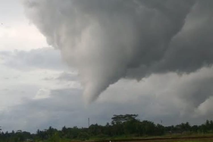 Angin Puting Beliung Terjang Desa Rejasari Kota Banjar, Merusak Atap Rumah Warga
