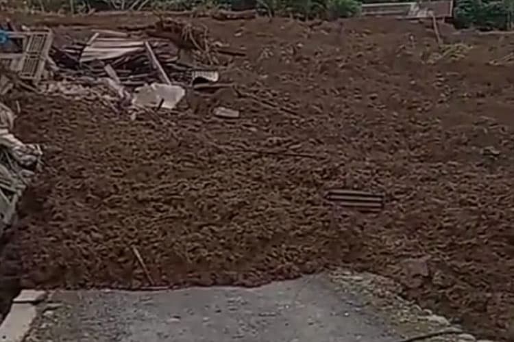 Banjarnegara Berduka, Sedikitnya 20 Rumah di Kampung Situhkung Tertimbun Tanah Longsor