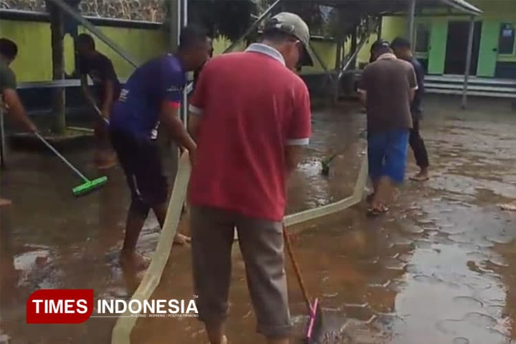 Hapus Jejak Lumpur Pascabanjir, Scout Rescue Kwarcab Majalengka Ringankan Beban Warga