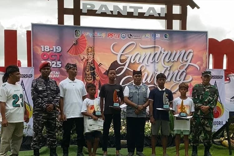 Anak Nelayan Sabet Juara Nasional Surfing, Harumkan Nama SMPN 3 Pacitan