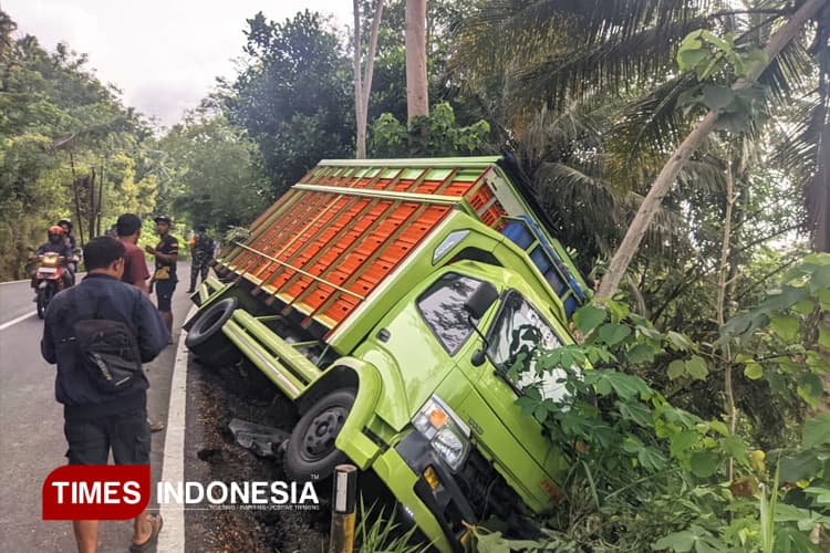 Truk Ayam Nyaris Terjun ke Jurang 25 Meter di Pacitan, Sopir Selamat