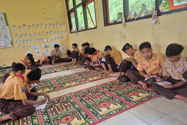 Jumat Pagi di SMPN 5 Pacitan Dimulai dengan Shalat Dhuha dan Literasi Al-Quran